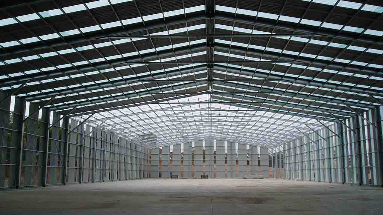 صنعت چگونه جرثقیل سقفی مناسب می تواند کارایی سوله صنعتی شما را افزایش دهد؟