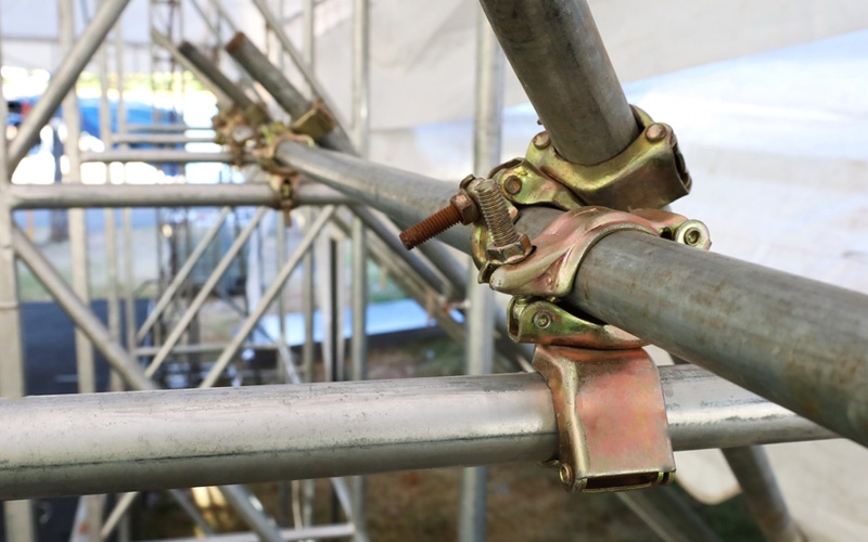 تأثیر مواد اولیه و فرآیند تولید بر کیفیت و دوام بست های داربستی