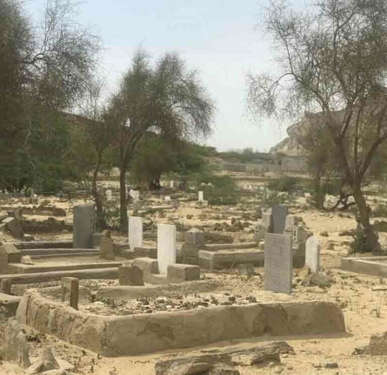 شب ها نباید به این قبرستان رفت؟/ گورستانی با قبرهای ۲ متری!/ این روستا مدفن اجنه است/ مقصدی برای گردشگران ماجراجو