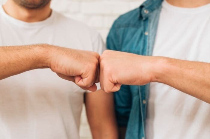 خشم با دشمنان، مهربانی با دوستان