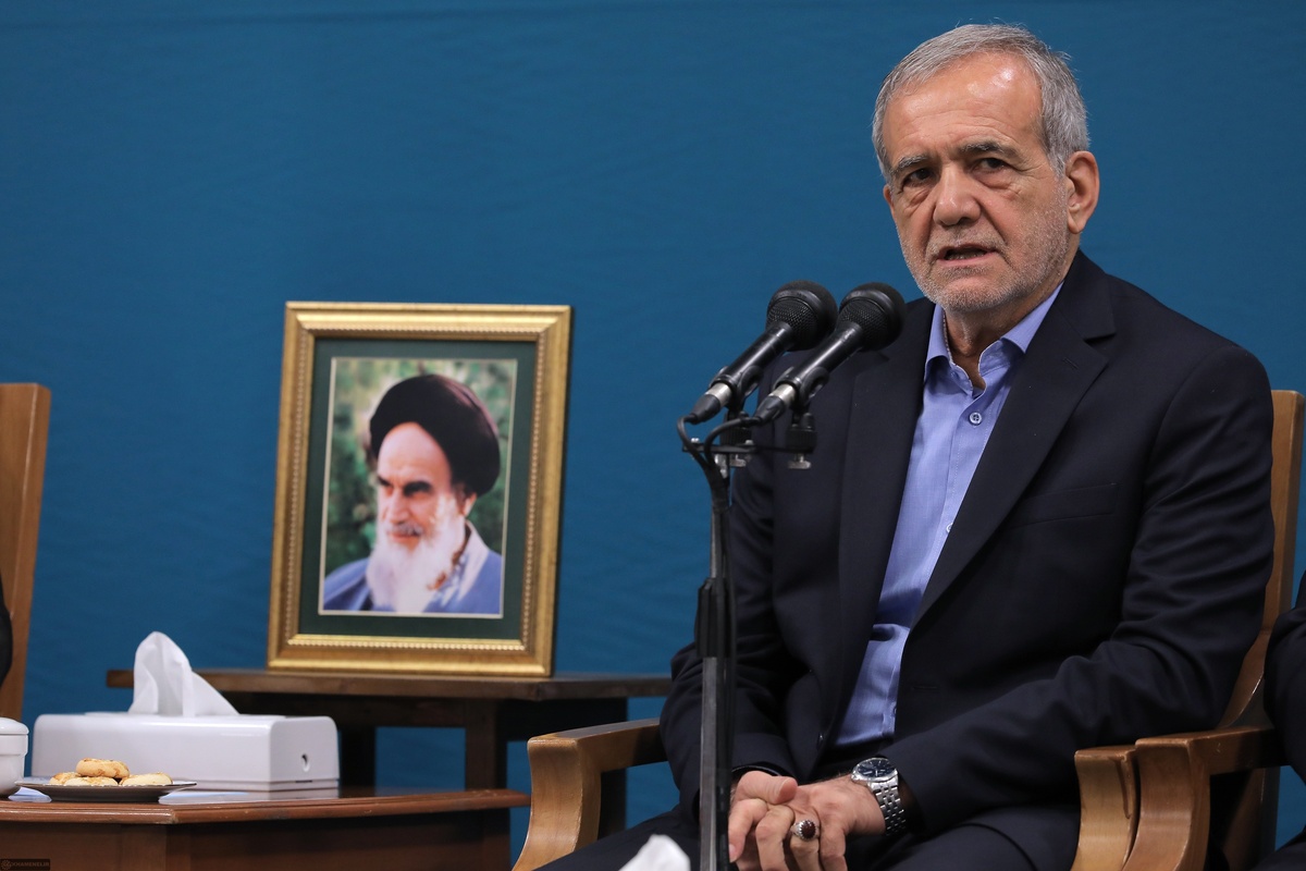 رئیس جمهور: وحدت حرف اول و آخر را می زند  باید برای حل مشکلات مردم دست به دست هم بدهیم