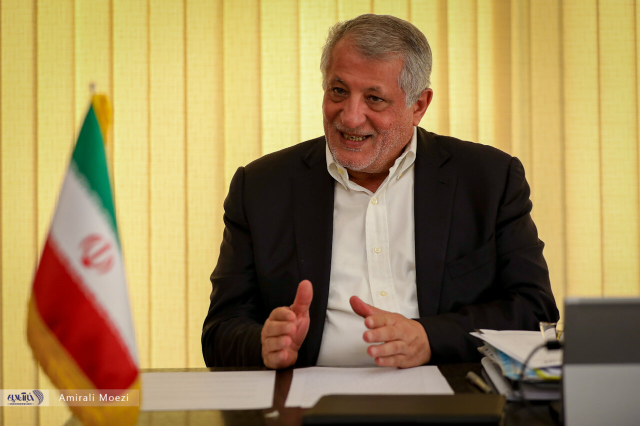 مقاومت تاریخی مقابل اختیار شوراها؛ مسئولیت پلیس راهنمایی رانندگی باید به شورای شهر واگذار می شد/ کلان شهرهای ایران سیاسی اداره می شوند