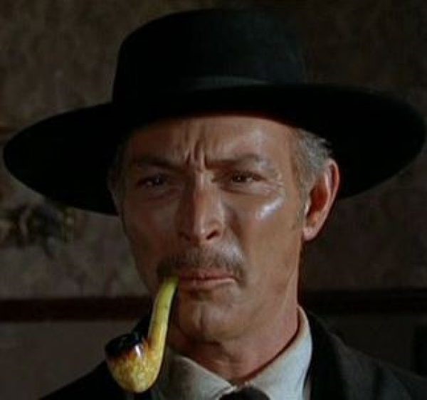 مشاهیر دنیای پیپ : بازیگر فیلم خوب بد زشت