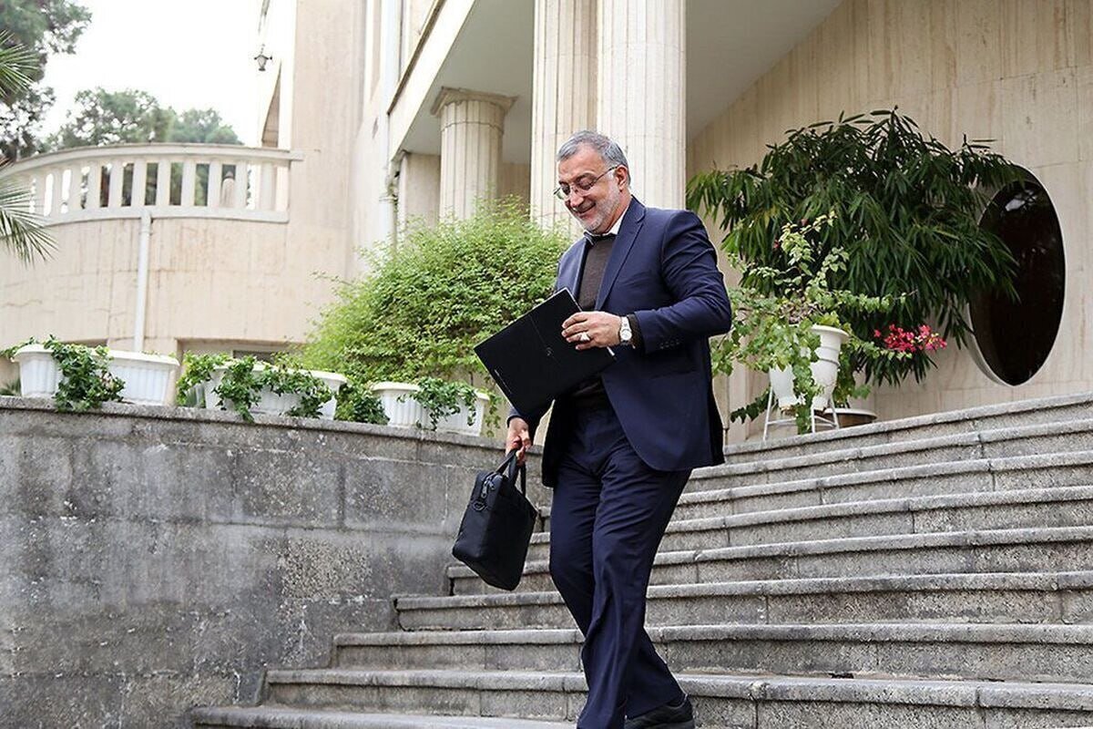 معمای بقای زاکانی در شهرداری تهران؛ بماند یا برود؟/ «صرف بودجه  برای هزاران بیلبورد سیاسی»/ «هیچ دوره ای تهران آنقدر شبیه عکس های زمان قاجار نشده بود»