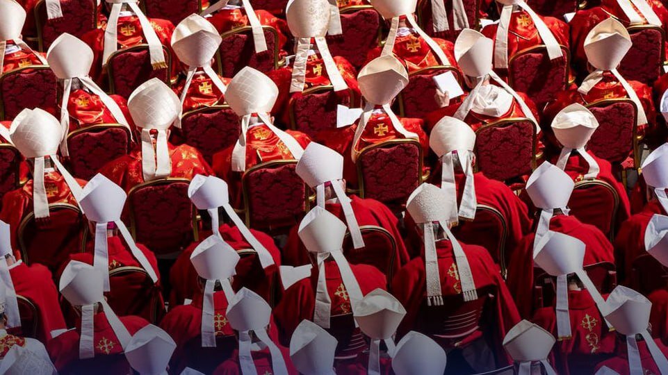 دود سفید برفراز سیستین؛ آغاز به کار کنکلاو برای انتخاب جانشین پاپ فرانسیس