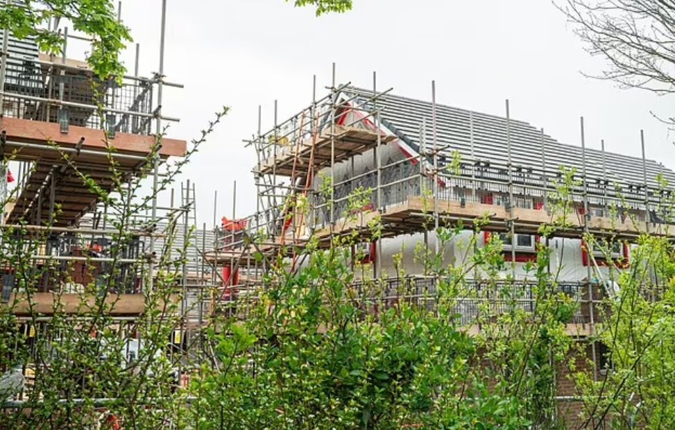 شوک ساختمانی به زوج بازنشسته ای که از سفر بازگشتند/ عکس